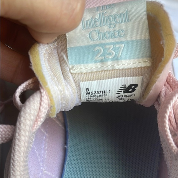 New Balance Pink and Cream Sneakers Classic Style - Picture 6 of 9